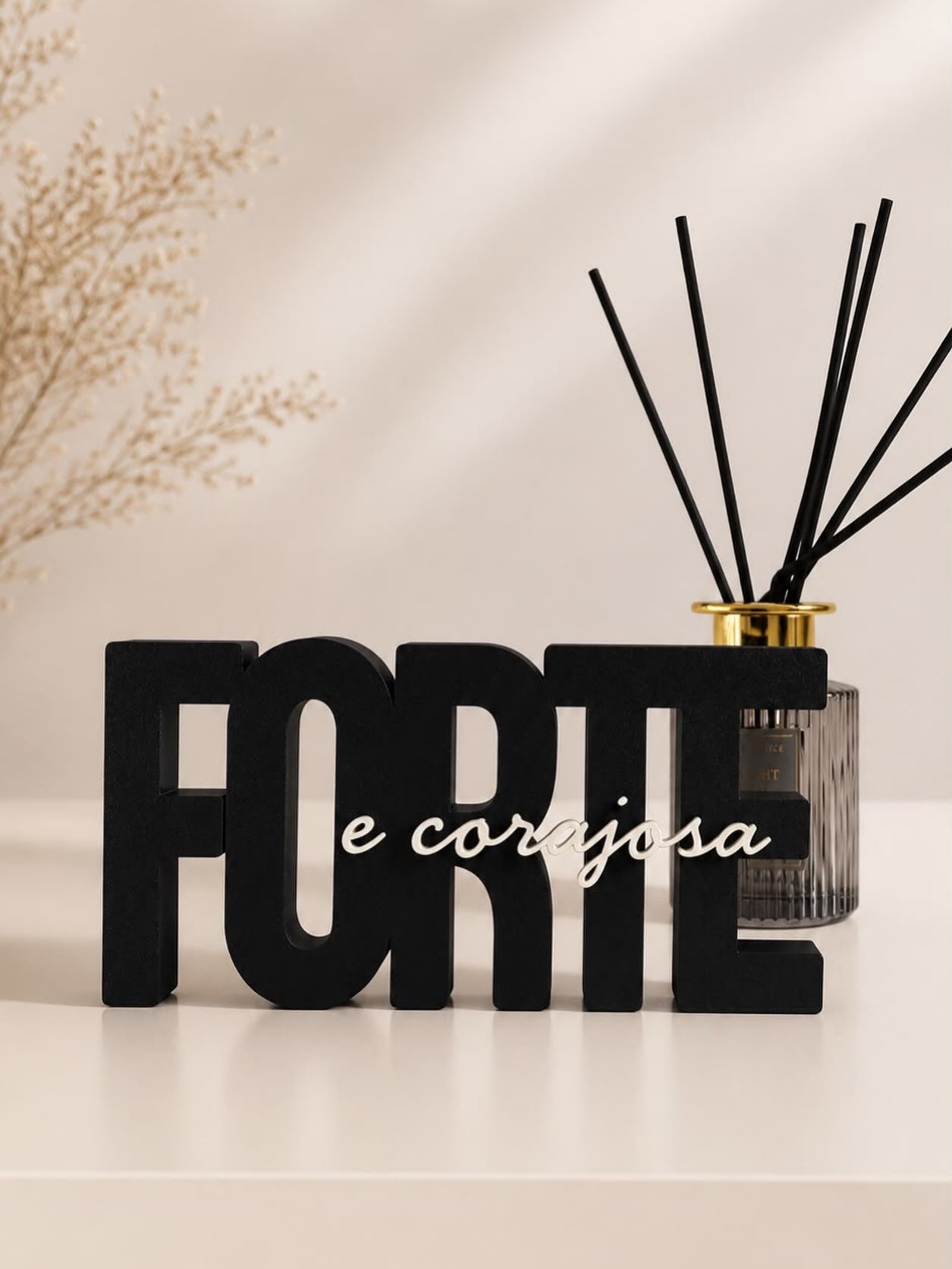Letreiro Forte e Corajosa
